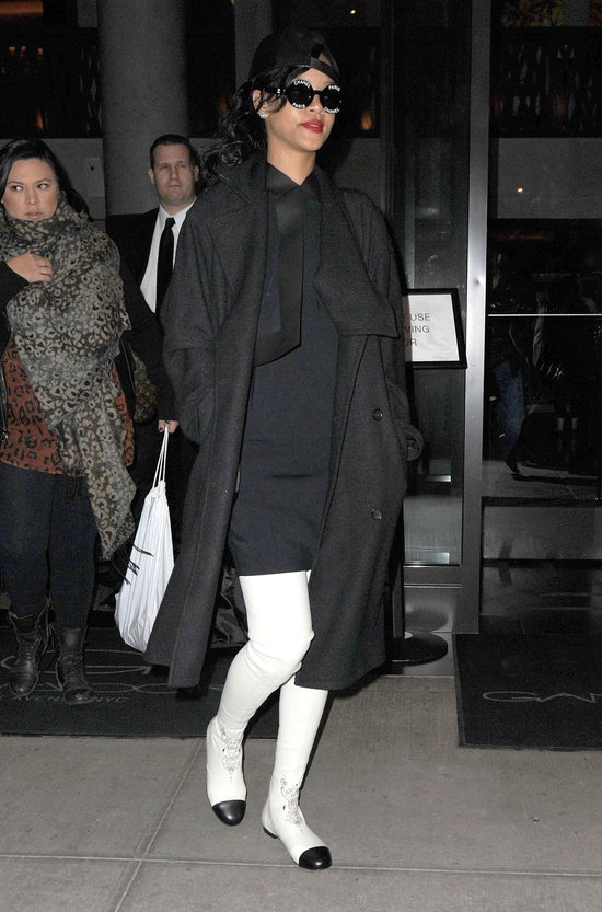 Rihanna chce sobie dodać klasy nosząc Chanel? (FOTO)