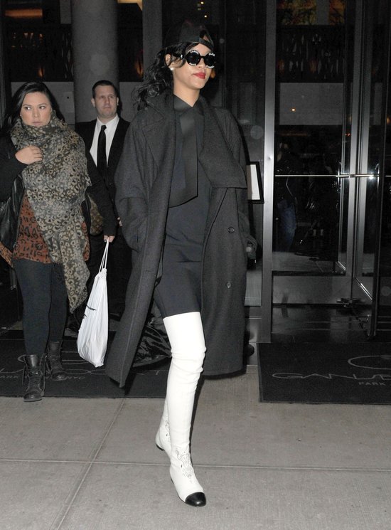 Rihanna chce sobie dodać klasy nosząc Chanel? (FOTO)
