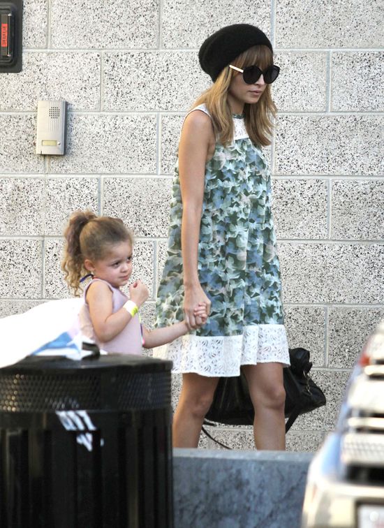 Nicole Richie - modna mama idzie na koncert (FOTO)
