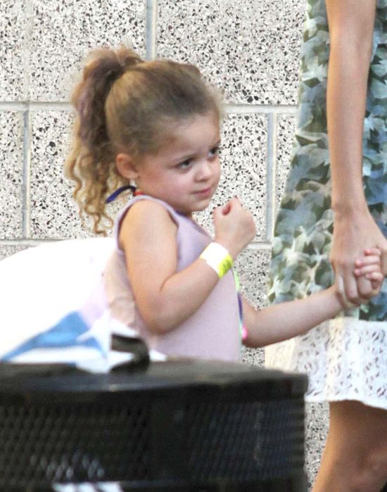 Nicole Richie - modna mama idzie na koncert (FOTO)