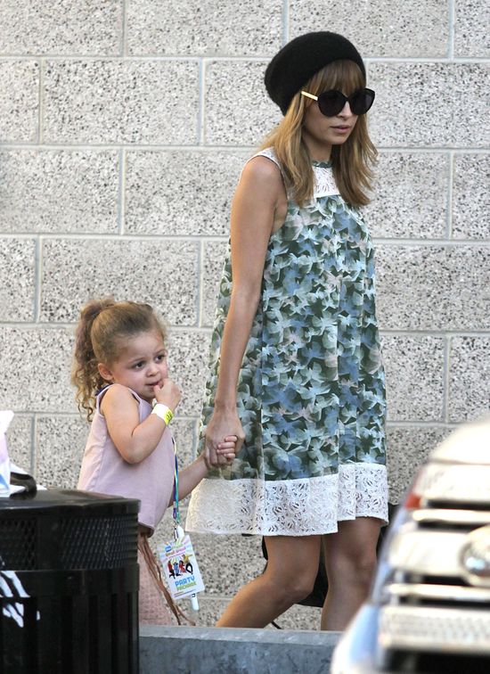 Nicole Richie - modna mama idzie na koncert (FOTO)