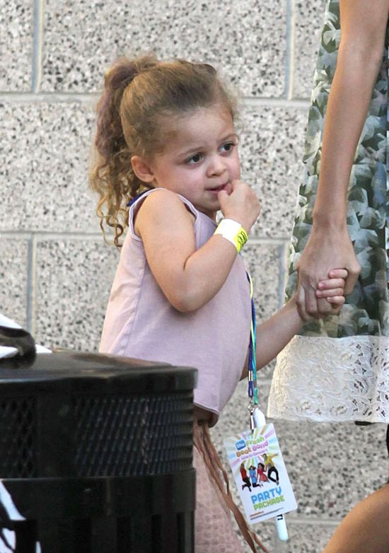 Nicole Richie - modna mama idzie na koncert (FOTO)