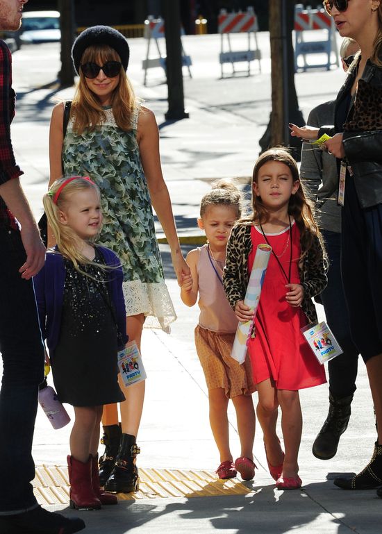 Nicole Richie - modna mama idzie na koncert (FOTO)