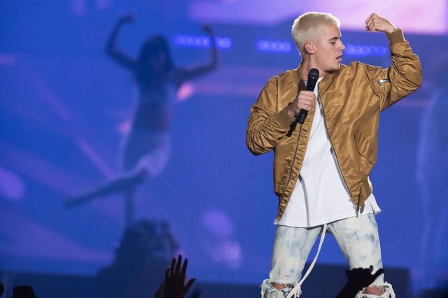 Justin Bieber obraził swojego fana, kiedy dawali mu prezenty! (VIDEO) Justin Bieber obraził swojego fana, kiedy dawali mu prezenty! (VIDEO)
