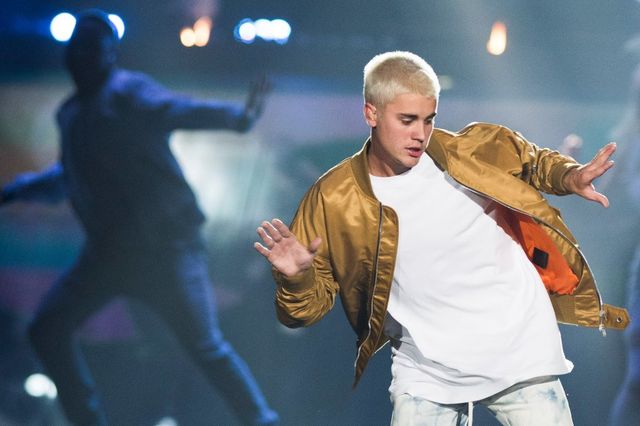Justin Bieber obraził swojego fana, kiedy dawali mu prezenty! (VIDEO) Justin Bieber obraził swojego fana, kiedy dawali mu prezenty! (VIDEO)