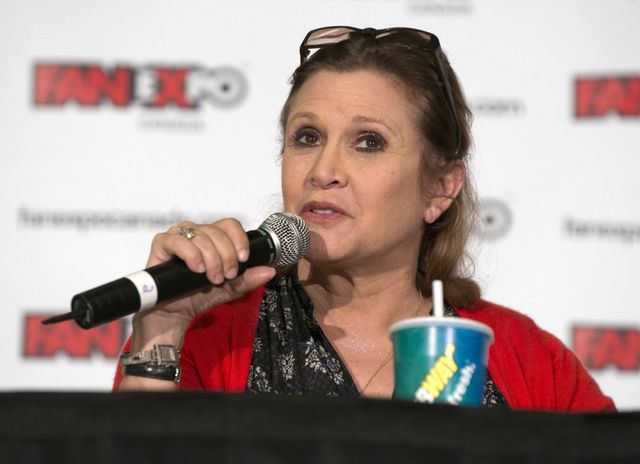 Wzruszające pożegnanie Carrie Fisher przez... jej pieska (FOTO)