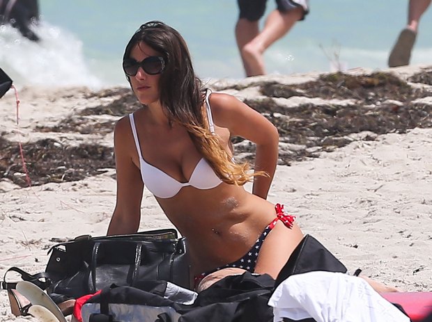 Która to gwiazda tak się pręży na plaży? (FOTO) Która to gwiazda tak się pręży na plaży? (FOTO)