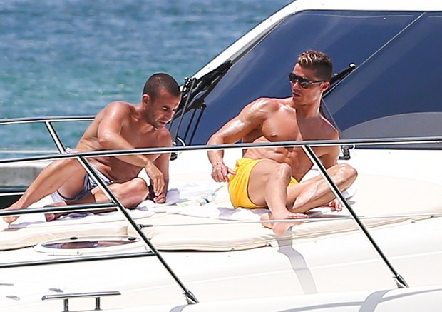 Christiano Ronaldo odpoczywa na jachcie (FOTO)