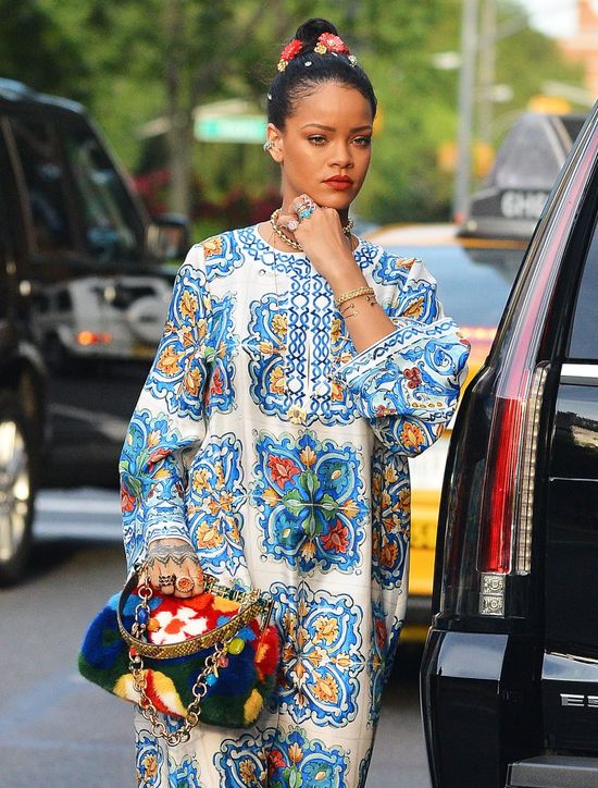 Rihanna mówi NIE graczom Pokemon Go na jej koncertach! (VIDEO) Rihanna mówi NIE graczom Pokemon Go na jej koncertach! (VIDEO)