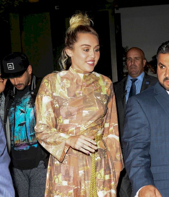 Miley Cyrus OBMACANA na koncercie! Sama tego chciała?! (VIDEO)