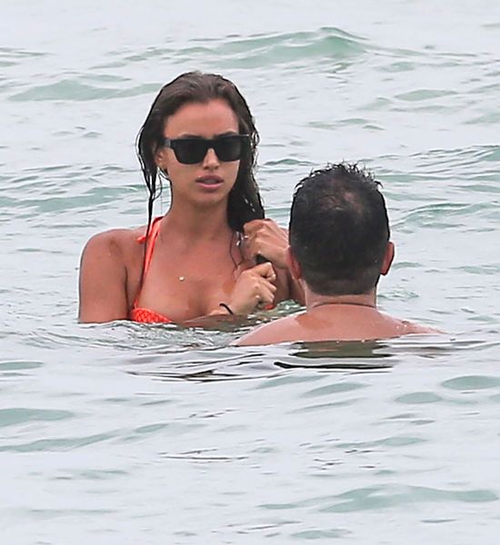 Irina Shayk pluska się w oceanie bez Ronaldo (FOTO)