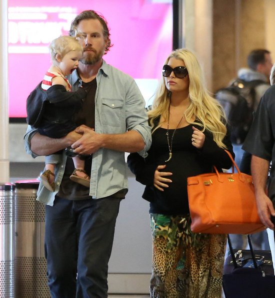 Jessica Simpson ma już bardzo okazały brzuszek (FOTO)