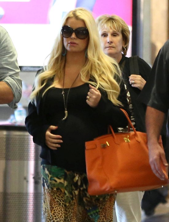 Jessica Simpson ma już bardzo okazały brzuszek (FOTO)
