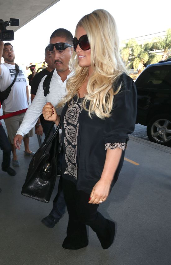 Jessica Simpson wciąż chowa ciało pod luźnym ubraniem (FOTO) Jessica Simpson wciąż chowa ciało pod luźnym ubraniem (FOTO)