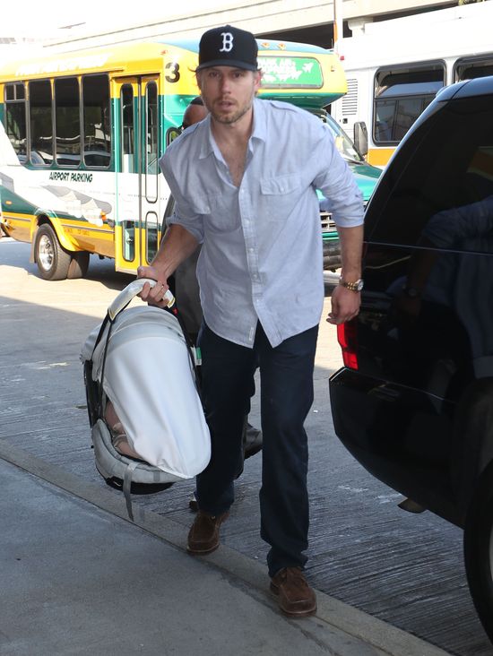 Jessica Simpson wciąż chowa ciało pod luźnym ubraniem (FOTO) Jessica Simpson wciąż chowa ciało pod luźnym ubraniem (FOTO)