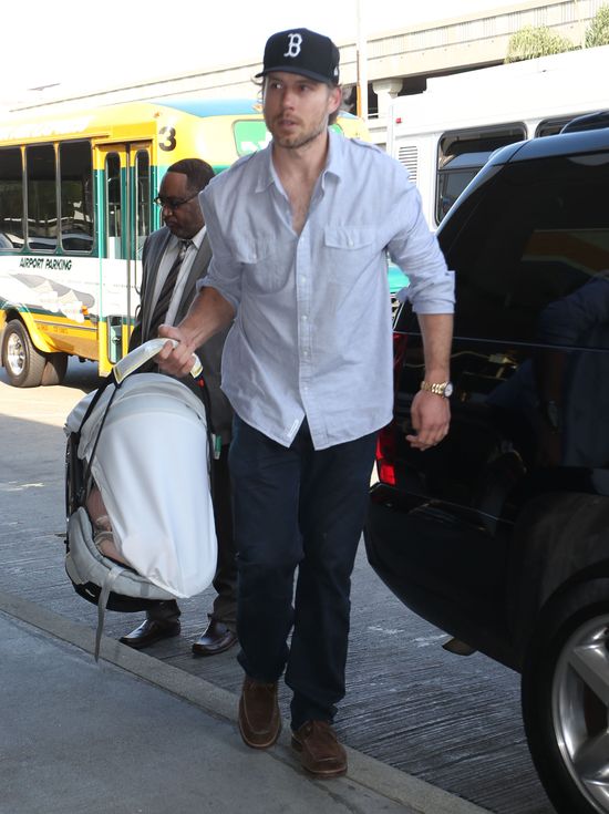 Jessica Simpson wciąż chowa ciało pod luźnym ubraniem (FOTO) Jessica Simpson wciąż chowa ciało pod luźnym ubraniem (FOTO)