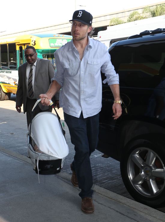 Jessica Simpson wciąż chowa ciało pod luźnym ubraniem (FOTO) Jessica Simpson wciąż chowa ciało pod luźnym ubraniem (FOTO)