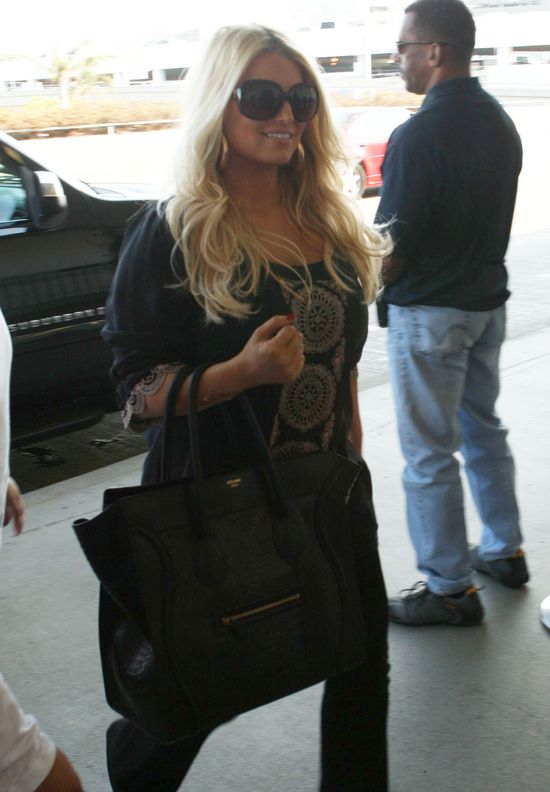 Jessica Simpson wciąż chowa ciało pod luźnym ubraniem (FOTO) Jessica Simpson wciąż chowa ciało pod luźnym ubraniem (FOTO)