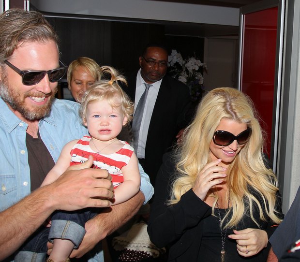 Jessica Simpson ma już bardzo okazały brzuszek (FOTO)