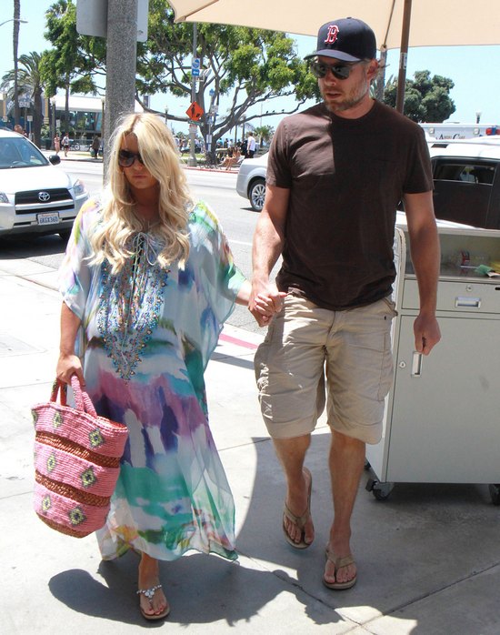 Jessica Simpson zbliża się wielkimi krokami do porodu (FOTO) Jessica Simpson zbliża się wielkimi krokami do porodu (FOTO)