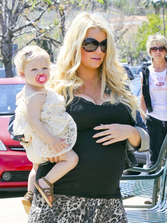 Jessica Simpson nie przejmuje się stylem w ciąży (FOTO) Jessica Simpson nie przejmuje się stylem w ciąży (FOTO)