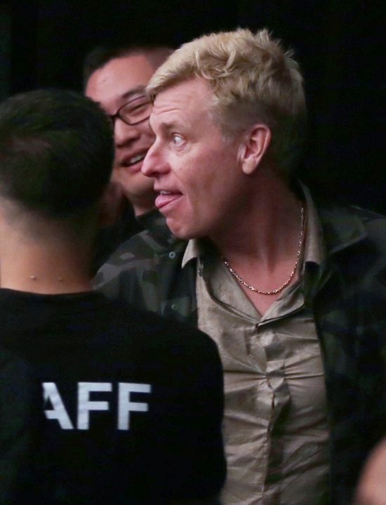 Dziwne zachowanie ojca Jessiki Simpson na pokazie mody FOTO Dziwne zachowanie ojca Jessiki Simpson na pokazie mody FOTO