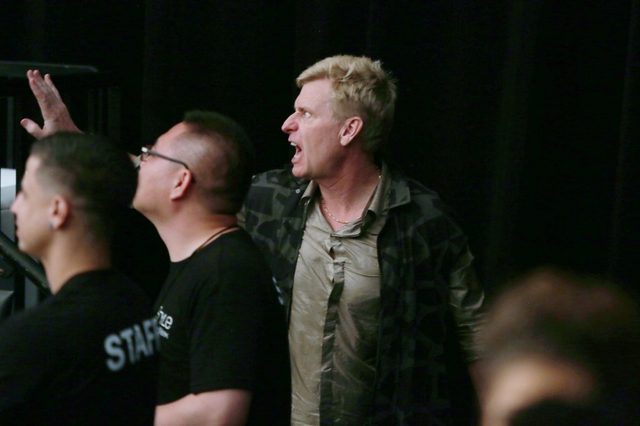 Dziwne zachowanie ojca Jessiki Simpson na pokazie mody FOTO Dziwne zachowanie ojca Jessiki Simpson na pokazie mody FOTO