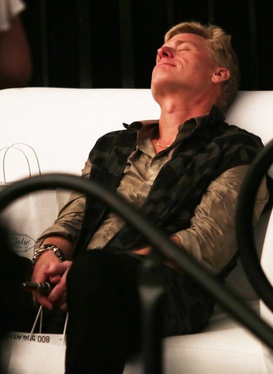 Dziwne zachowanie ojca Jessiki Simpson na pokazie mody FOTO