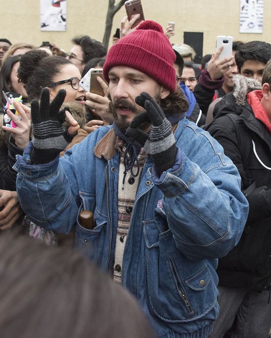 Shia LaBeouf aresztowany na manifestacji przeciwko Trumpowi! (VIDEO) Shia LaBeouf aresztowany na manifestacji przeciwko Trumpowi! (VIDEO)