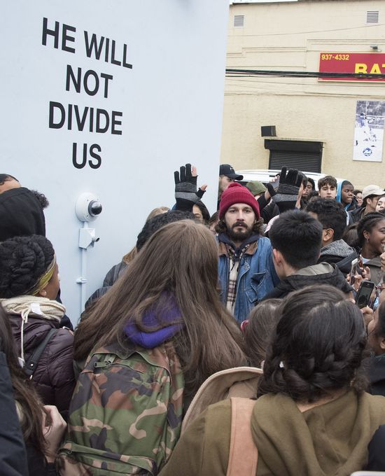 Nie zgadniesz, w jaki sposób Shia LaBeouf pozbył się neonazisty! Nie zgadniesz, w jaki sposób Shia LaBeouf pozbył się neonazisty!