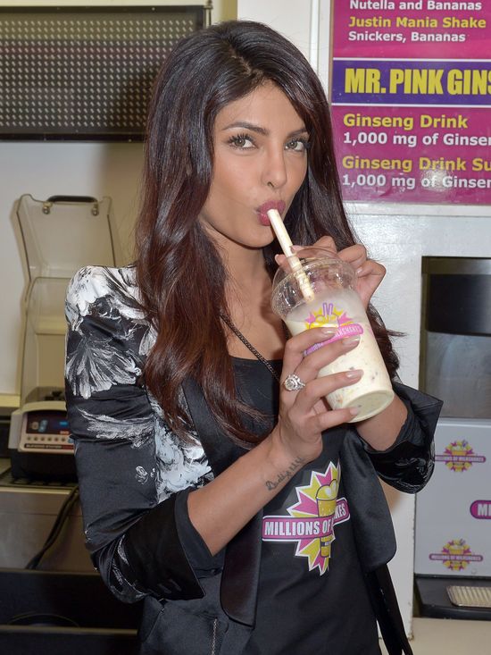 Priyanka Chopra - była Miss robi mleczne szejki (FOTO) Priyanka Chopra - była Miss robi mleczne szejki (FOTO)