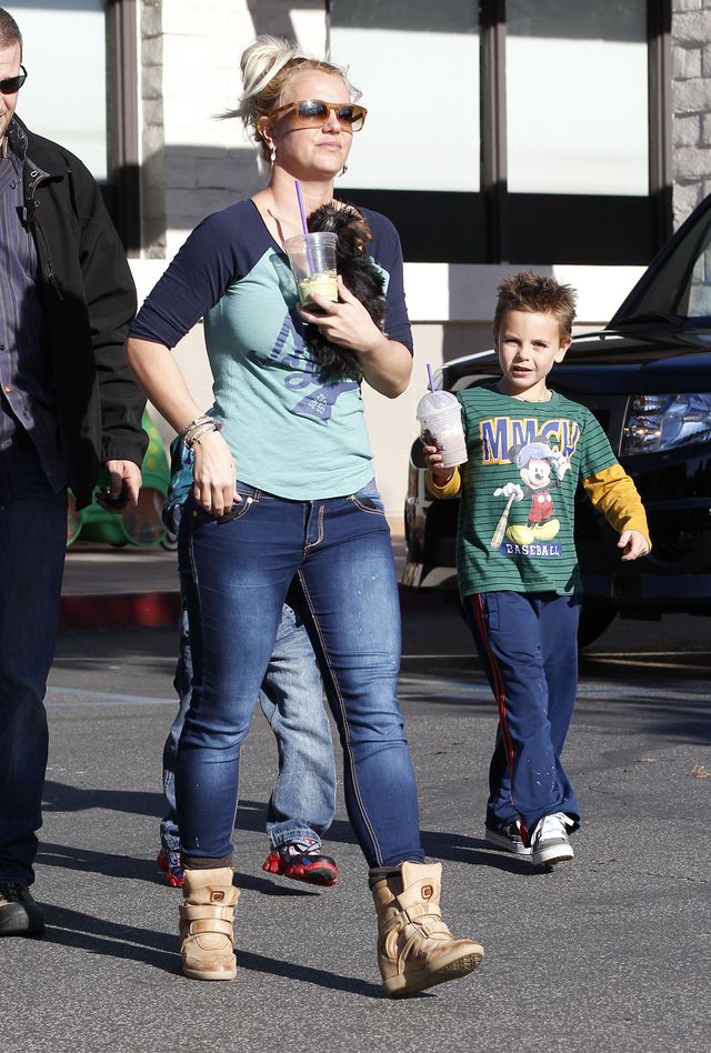 Britney Spears - zwykły dzień z dziećmi (FOTO) Britney Spears - zwykły dzień z dziećmi (FOTO)