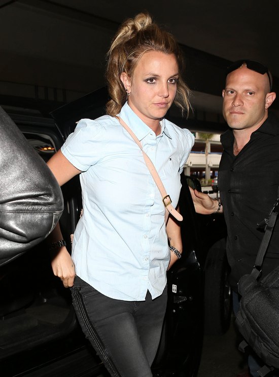 Britney Spears z dziećmi na lotnisku (FOTO)