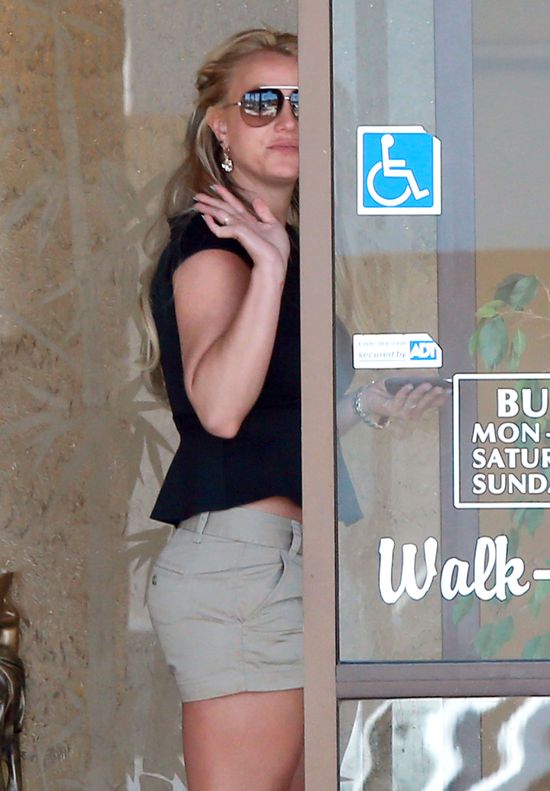 ochroniarz eskortuje Spears do salonu pielęgnacji paznokci ochroniarz eskortuje Spears do salonu pielęgnacji paznokci