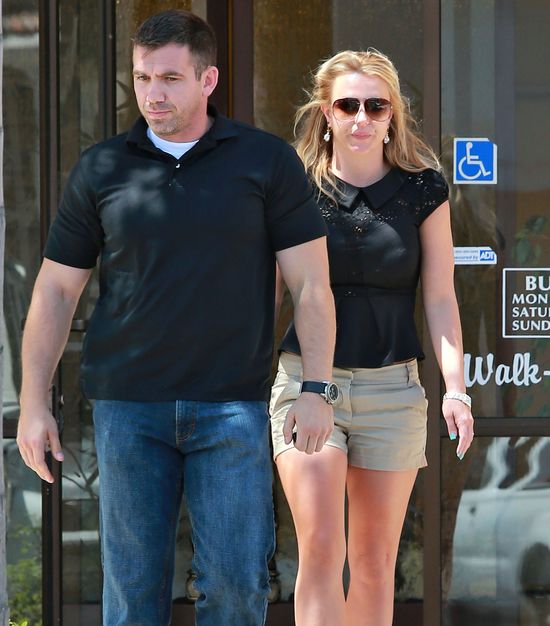 ochroniarz eskortuje Spears do salonu pielęgnacji paznokci ochroniarz eskortuje Spears do salonu pielęgnacji paznokci