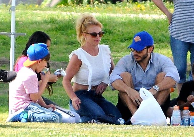 Britney Spears z partnerem dopinguje synów (FOTO)