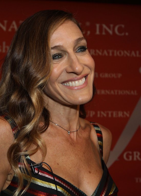 Ma prawie 50 lat i wciąż lubi głębokie dekolty (FOTO)