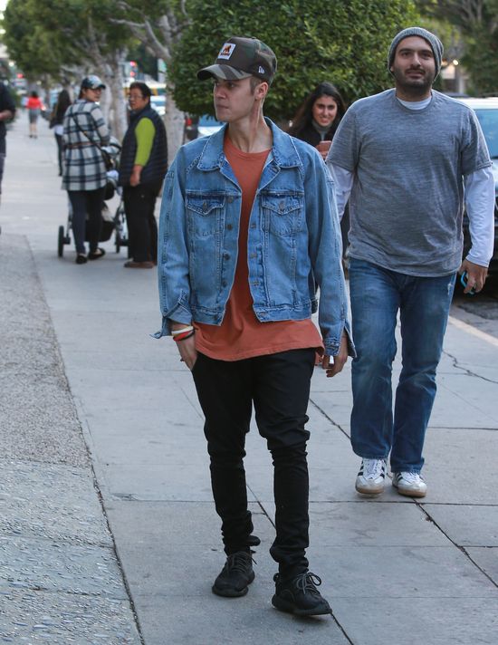 Justin Bieber chodził w parku... po drzewie. Co on BRAŁ?! (VIDEO) Justin Bieber chodził w parku... po drzewie. Co on BRAŁ?! (VIDEO)