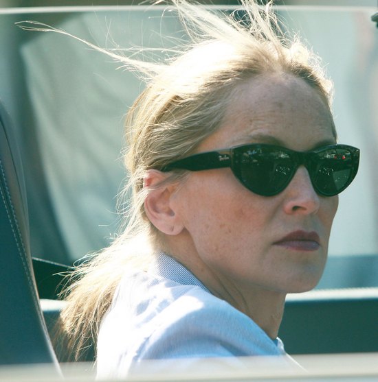 Sharon Stone pisała SMS-y podczas prowadzenia auta (FOTO) 