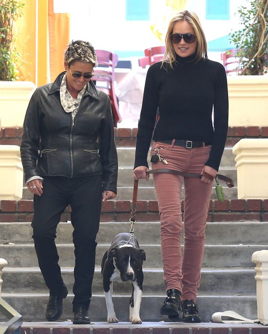Sharon Stone na spacerze z pupilem (FOTO)