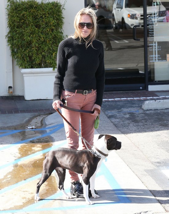 Sharon Stone na spacerze z pupilem (FOTO)