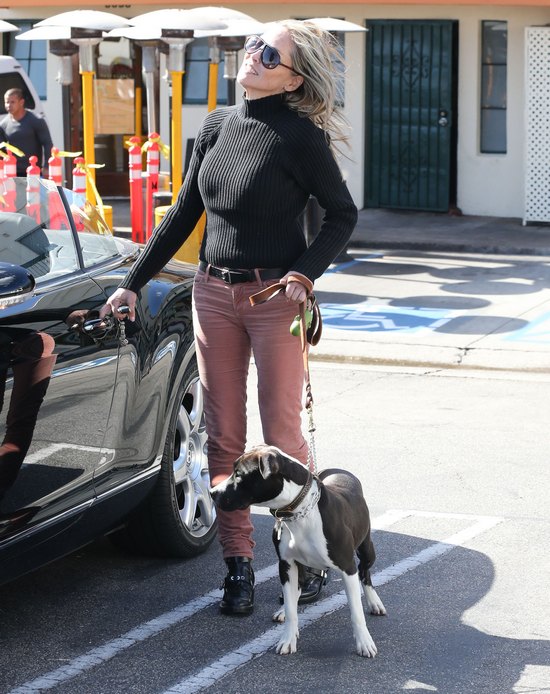 Sharon Stone na spacerze z pupilem (FOTO)