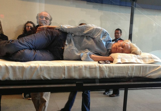 Tilda Swinton śpi w szklanej skrzyni (FOTO)