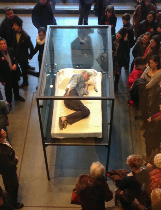 Tilda Swinton śpi w szklanej skrzyni (FOTO)