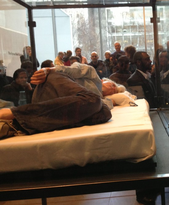 Tilda Swinton śpi w szklanej skrzyni (FOTO)