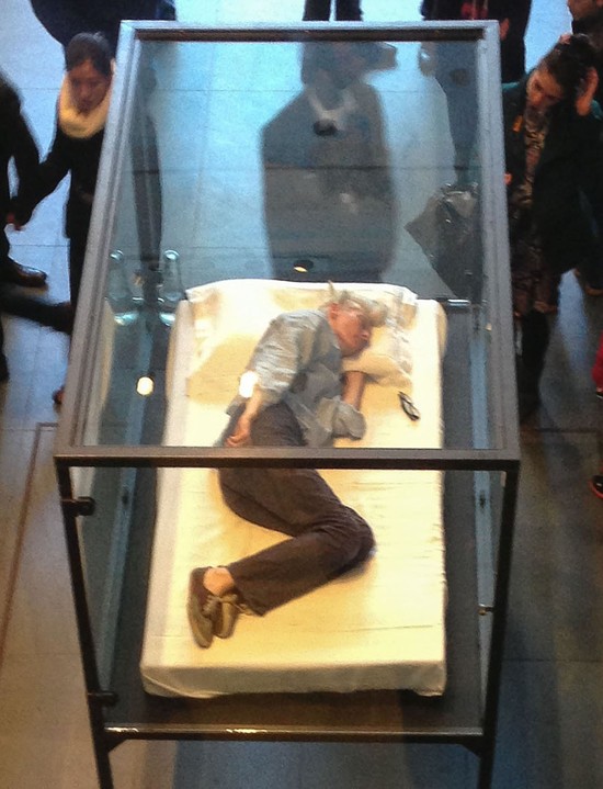 Tilda Swinton śpi w szklanej skrzyni (FOTO)