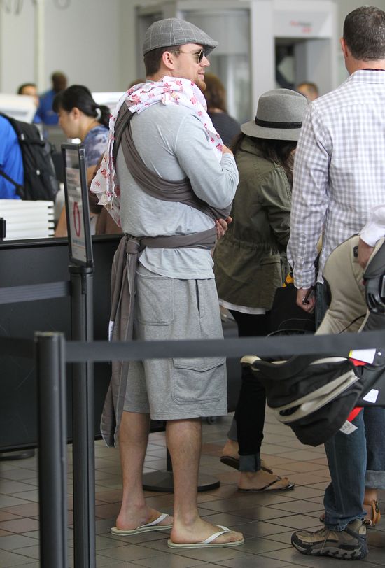 Channing Tatum z żoną i córeczką na lotnisku (FOTO)