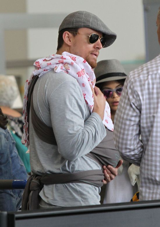 Channing Tatum z żoną i córeczką na lotnisku (FOTO)