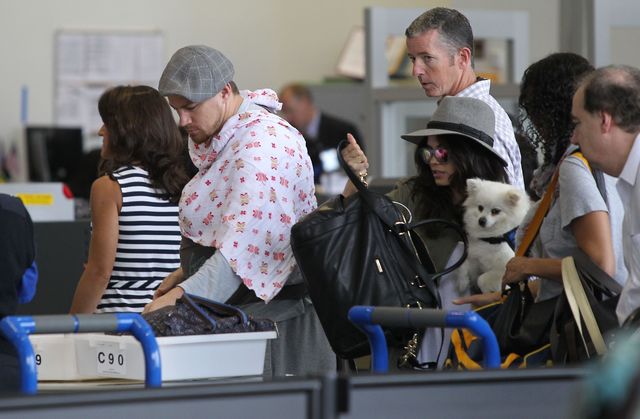 Channing Tatum z żoną i córeczką na lotnisku (FOTO)