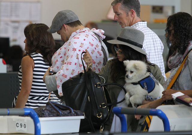 Channing Tatum z żoną i córeczką na lotnisku (FOTO)